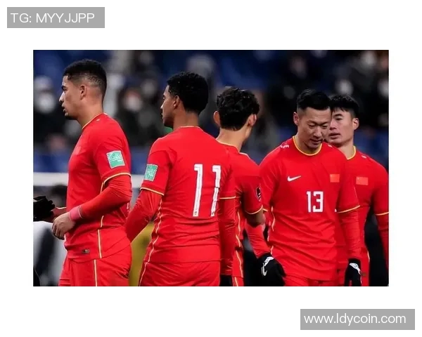 国足主帅亲赴基层选拔新人，现场引发围观